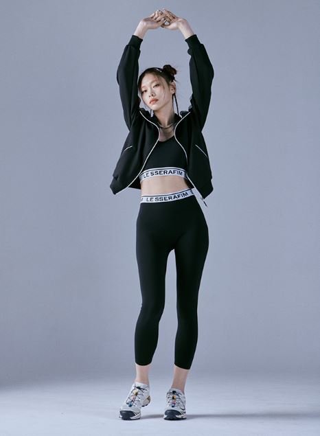 LE SSERAFIM TRACK TOP (BLACK) S/M