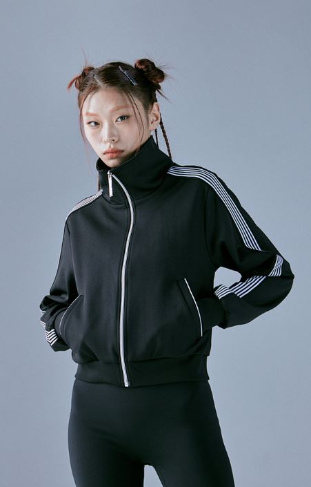 LE SSERAFIM TRACK TOP (BLACK) S/M