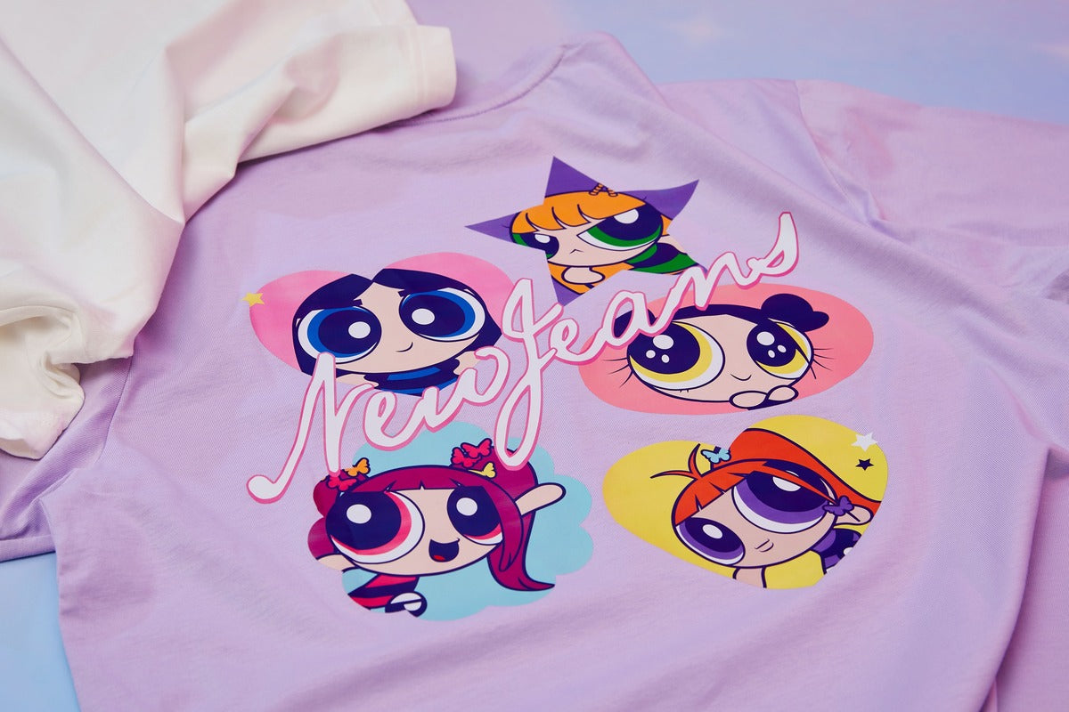 THE POWERPUFF GIRLS X NEWJEANS SHORT SLEEVE T-SHIRT (LIGHT VIOLET)